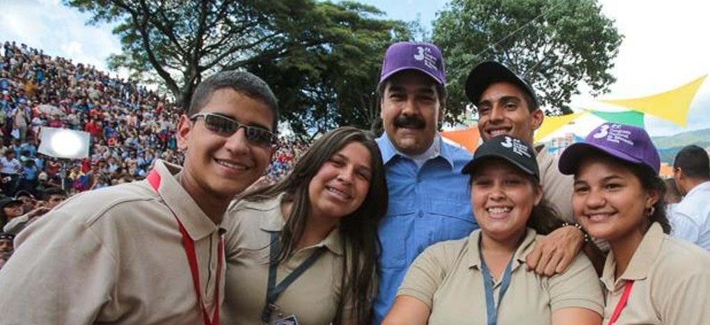 Maduro con estudiantes venezolanos
