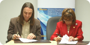 Dra. Neida Camacho, junto al presidente del CNTI, Dr. Carlos Figueira