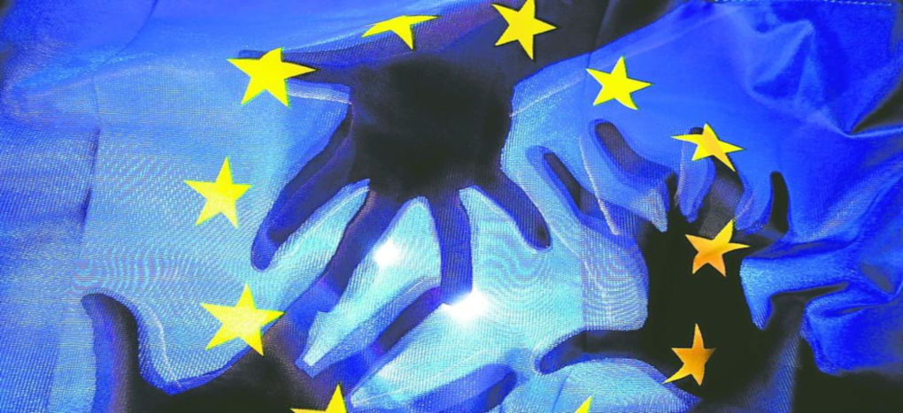 Bandera de Europa y manos